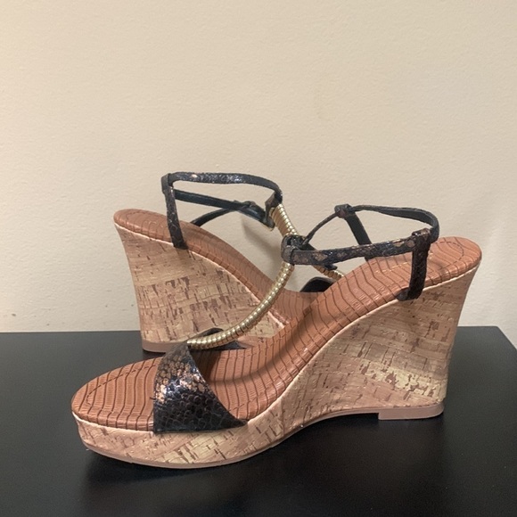 NEW Quipid Gold Strappy Wedge Sandals - Picture 8 of 11